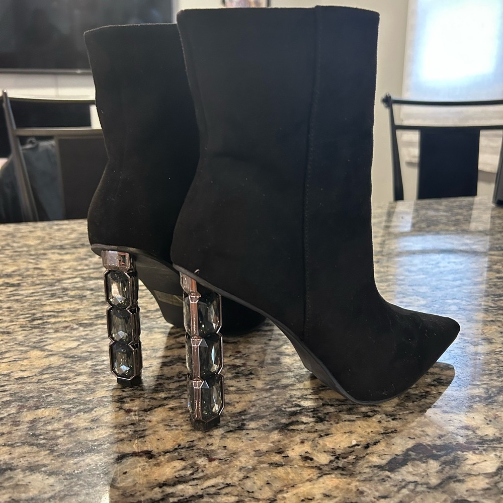 Elegant Black Heeled Boots - Picture 2 of 3